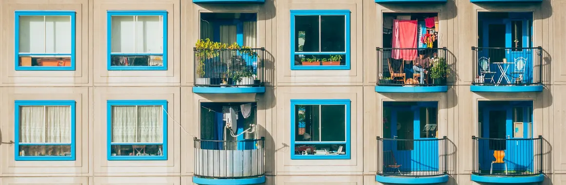 Façade d'un immeuble d'habitation, fenêtres et balcons occupés par les habitants