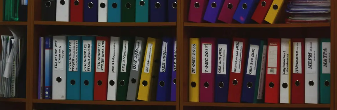 Étagères remplies de classeurs d'archives